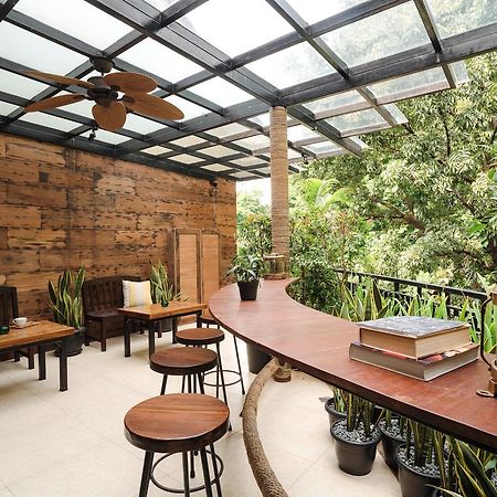 Treehouse Suites - Boutique Serviced Apartment Джакарта Экстерьер фото