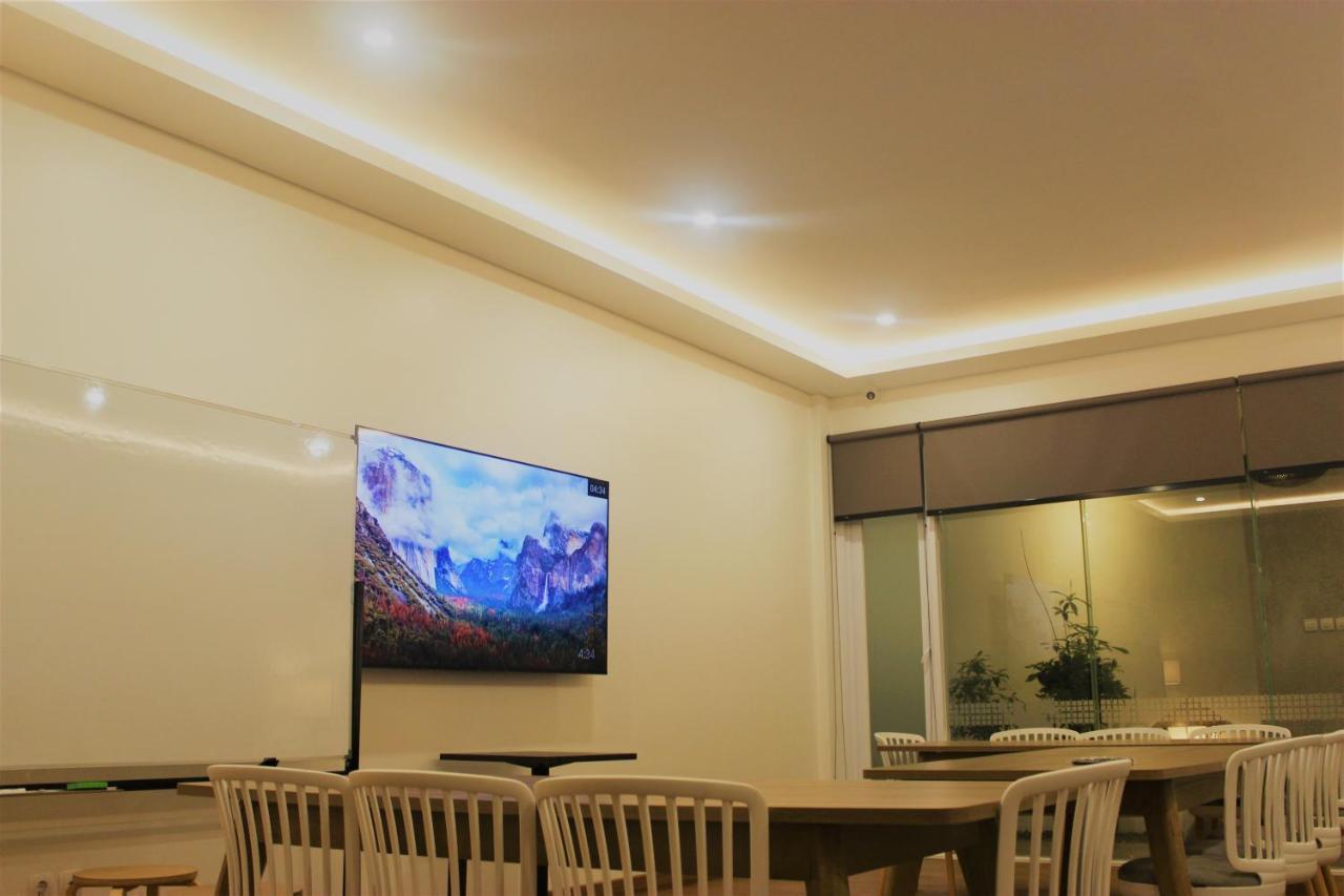 Treehouse Suites - Boutique Serviced Apartment Джакарта Экстерьер фото