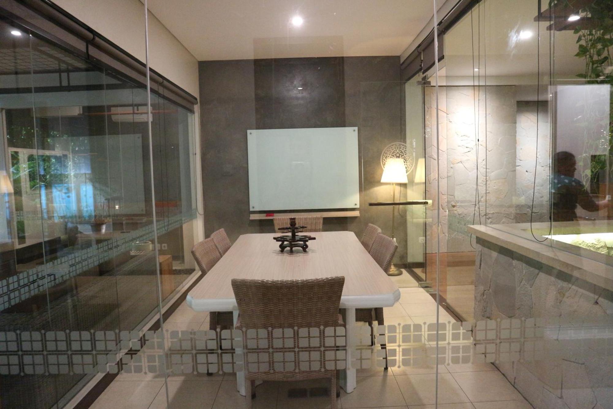 Treehouse Suites - Boutique Serviced Apartment Джакарта Экстерьер фото