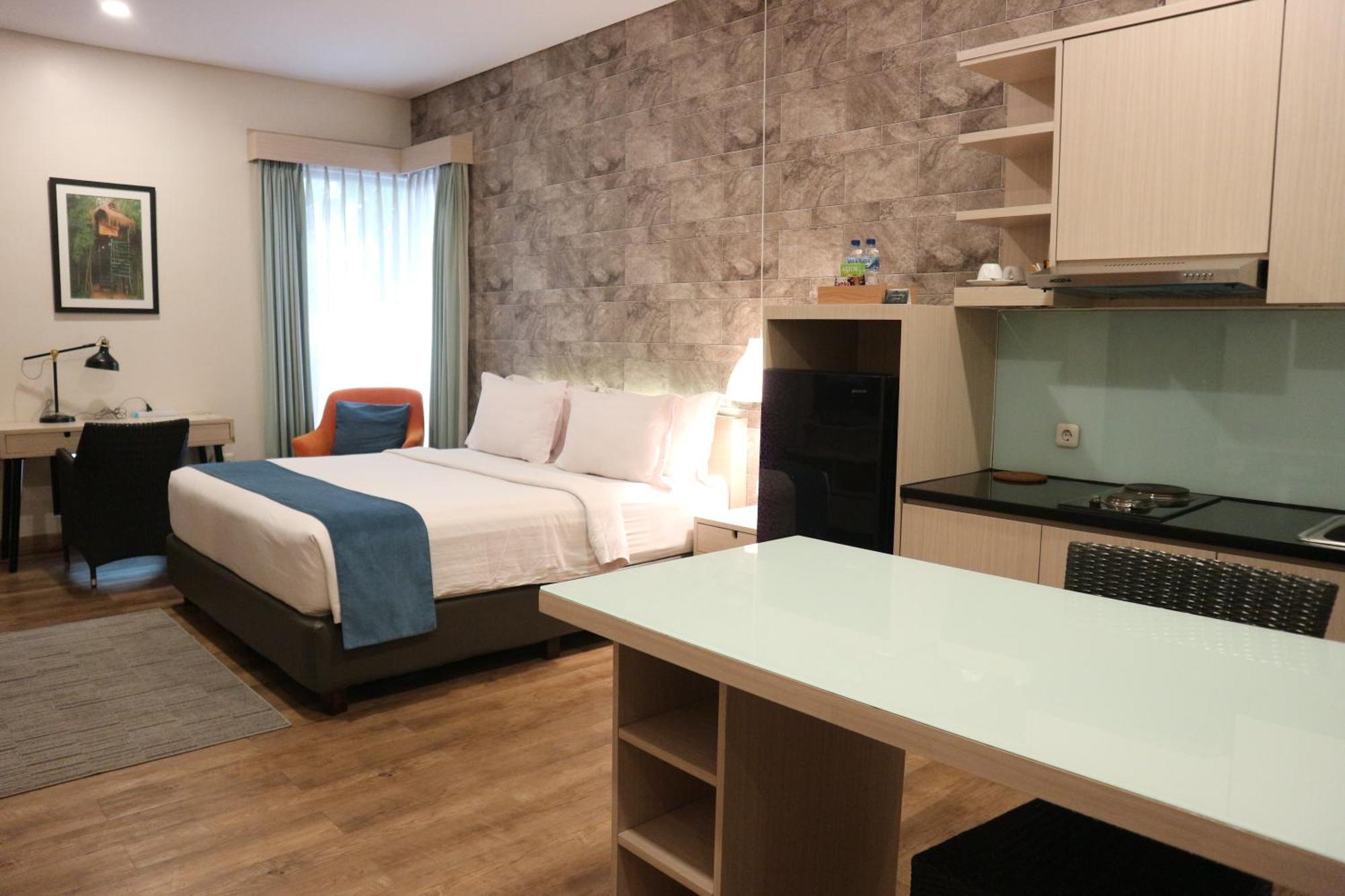 Treehouse Suites - Boutique Serviced Apartment Джакарта Экстерьер фото